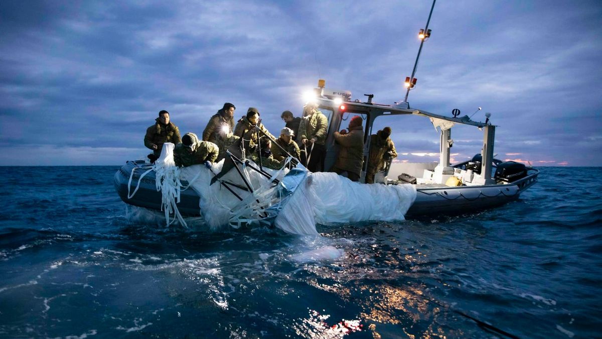 Americké námořnictvo zveřejnilo snímky z vyzvednutí části čínského balonu